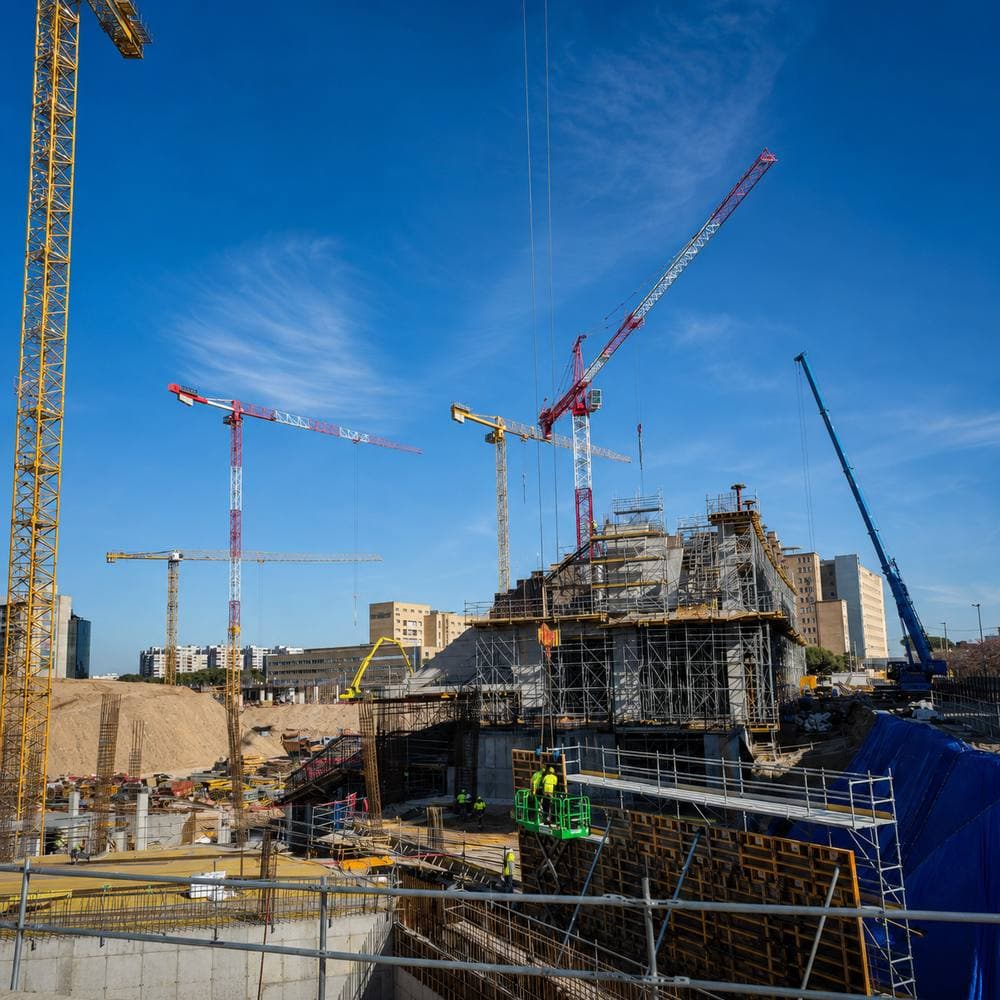 Grande obra civil com várias gruas